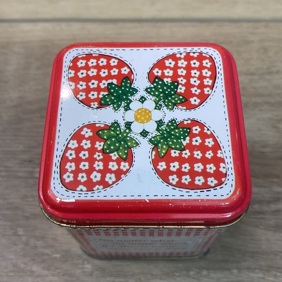 Vintage‎ 1979 Guild House Strawberry Scented Candle with Tin Box - Picture 7 of 8